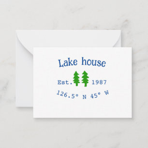 Tarjeta Pequeña Casa del lago. Fecha año personalizado coordenadas