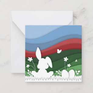Tarjeta Pequeña Conejito de Pascua lindo en la naturaleza en flor