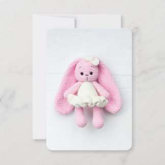 Tarjeta Pequeña Conejo de ganchillo rosa Fotografía minimalista