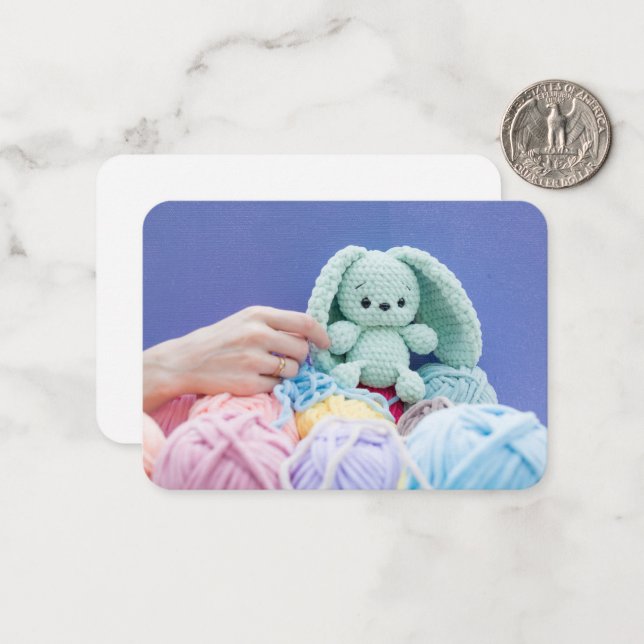 Tarjeta Pequeña Crochet Bunny in the Making – Gentle Craft Mood (Anverso/Reverso In Situ)