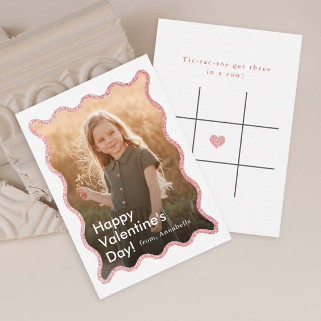 Tarjeta Pequeña Día de San Valentín Simple Moderno para Clase con  (Modern Kids Photo Classroom Valentine's Day Card with Tic-Tac-Toe game on the back.)