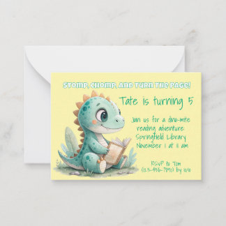 Tarjeta Pequeña Dinosaurio leyendo un libro invitando al cumpleaño