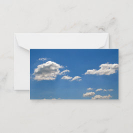 Tarjeta Pequeña El cielo es azul y las nubes blancas están pasando