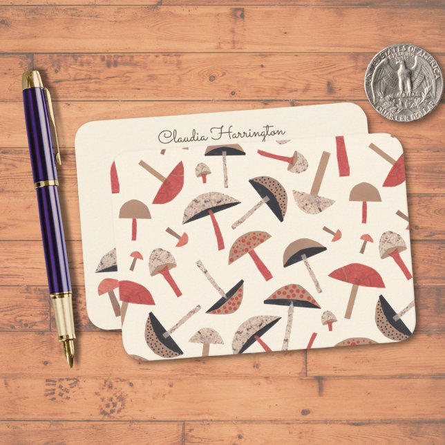 Tarjeta Pequeña El hongo del siglo medio, inspirado en la tradició (These cute mid-century brown, red, and orange mushrooms are my own original art.)