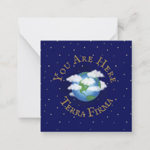 Tarjeta Pequeña "Estás Aquí - Tierra Firma" Planeta Humorística Ti
