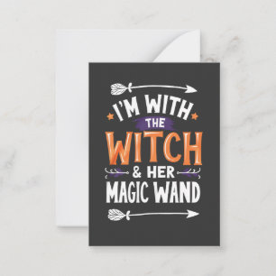 Tarjeta Pequeña Estoy con la Bruja y su Viento Mágico de Halloween