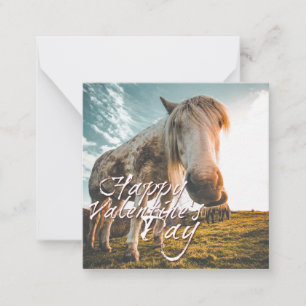 Tarjeta Pequeña Feliz día de San Valentín con caballo mirando