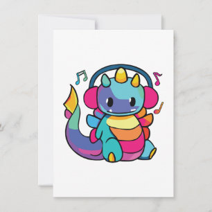 Tarjeta Pequeña Feliz dragón con auriculares escuchando música.