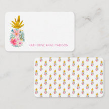 Flores tropicales rosas y piña dorada