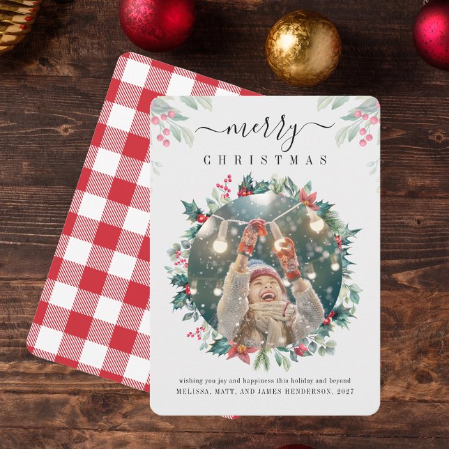 Tarjeta Pequeña Foto Mistletode de la familia Plaid Merry Christma (Rustic Red White Gingham Photo Christmas Greetings Red Berries Card)