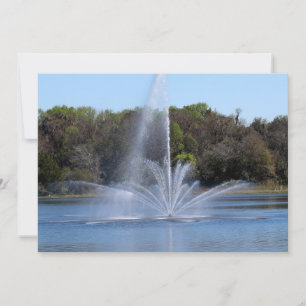Tarjeta Pequeña Fuente en un lago
