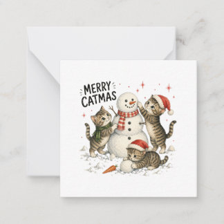 Tarjeta Pequeña Gatitos de Navidad Construyendo un Muñeco de Nieve