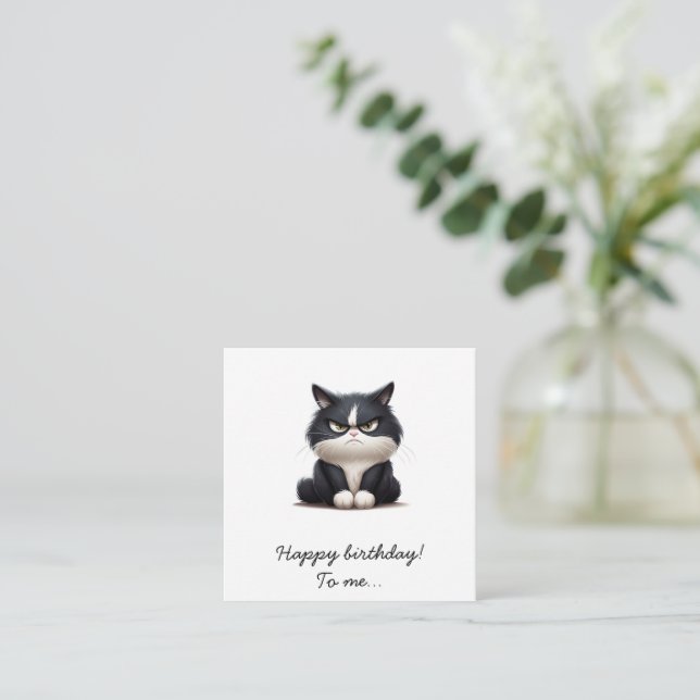 Tarjeta Pequeña Gato divertido y gruñón Feliz cumpleaños (Anverso de pie)