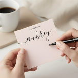 Tarjeta Pequeña Girly Monograma caligrafía Rubor Pink<br><div class="desc">La tarjeta de nota simple incluye una caligrafía escrita a mano moderna para su nombre.</div>