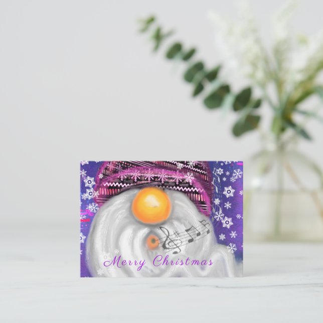 Tarjeta Pequeña Gnomo con sombrero morado canta una canción de Nav (Anverso de pie)
