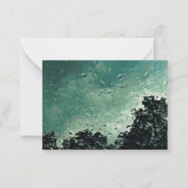 Tarjeta Pequeña gotas de lluvia en la ventana