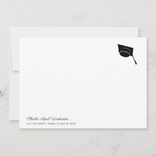 Tarjeta Pequeña Graduación 2026 Tipografía Simple Gorra de Graduac