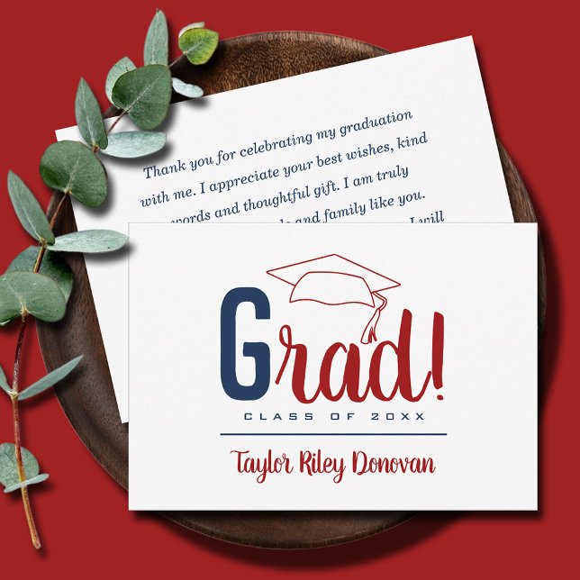 Tarjeta Pequeña Graduación del tapón rojo de moda (3.5" x 5" navy blue and red Grad and graduation cap flat note cards, your message on the back)