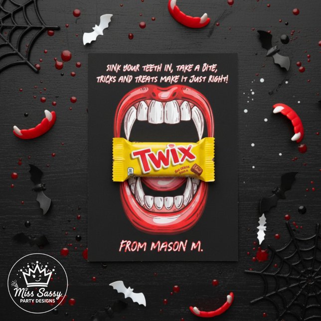 Tarjeta Pequeña Gram Candy Calloween Candy (Vampire Halloween card with vampire mouth holding a Twix bar, surrounded by spooky decorations.)
