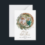 Tarjeta Pequeña guión de navidad alegre del follaje presupuestario<br><div class="desc">presupuesto mínimo follaje carta de Navidades navideños con escritura Feliz Navidad. El eucalipto pintado a mano,  el follaje mínimo y la moderna corona rústica de mimbre le dan a esta tarjeta un ambiente lujoso. En verdes,  marrones y grises elegantes.</div>