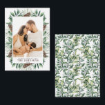 Tarjeta Pequeña Guión de Navidades de foto de Mini Winter Pine Con<br><div class="desc">Presentamos nuestra nueva Mini Winter Pine Cone Berry Photo Navidades Script Note Card! Esta hermosa tarjeta 3.5x2.5 cuenta con su foto vertical favorita (orientación vertical), decorada con acuarelas de cono de abetos de invierno y marco verde. Es fácil de personalizar, y todos los campos de texto se pueden editar para...</div>