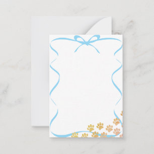 Tarjeta Pequeña Huellas de cachorro pintado Cinta azul en blanco