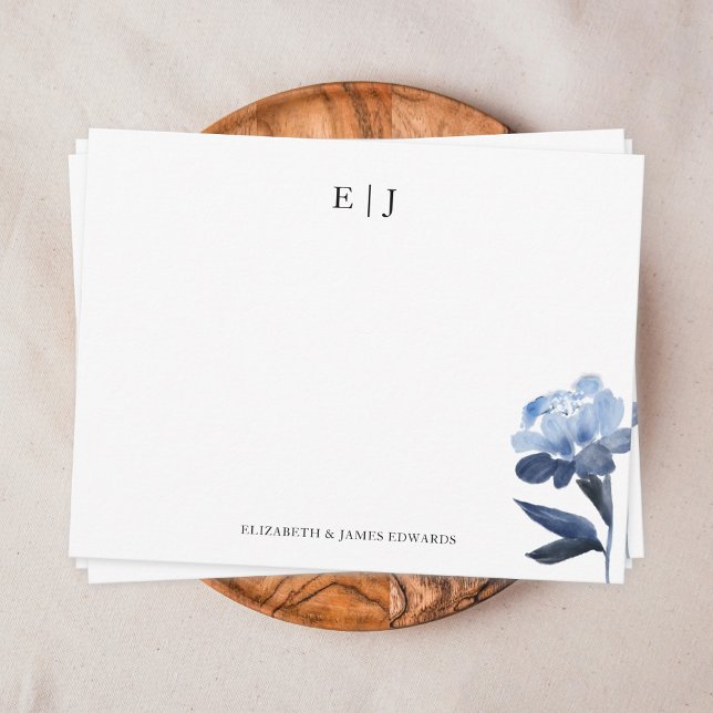Tarjeta Pequeña Iniciales de la pareja de monogramas florales azul (Elegant simple couple monogram with blue watercolor flower note card on brown plate)