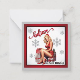 Tarjeta Pequeña La creencia retro en el pinup de los Navidades mág