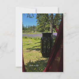 Tarjeta Pequeña Linterna de jardín colgante y campo de lavanda