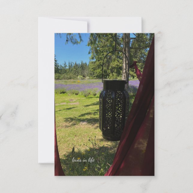 Tarjeta Pequeña Linterna de jardín colgante y campo de lavanda (Anverso)