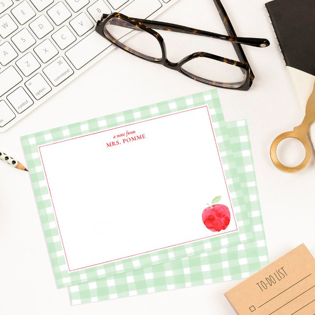 Tarjeta Pequeña Maestra de Apple Roja Verde de Gingham (Rustic Green Gingham with Watercolor Apple Note Card on desktop)