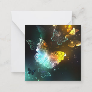 Tarjeta Pequeña Mariposa luminosa y mariposas nocturnas