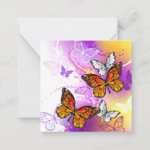 Tarjeta Pequeña Mariposas monarcas en fondo morado