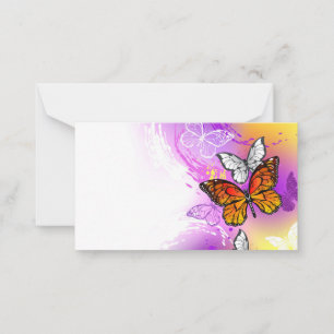 Tarjeta Pequeña Mariposas monarcas en fondo morado