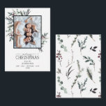 Tarjeta Pequeña Mini Black Winter Botanical Photo Merry Christmas<br><div class="desc">Presentamos nuestra Mini Black Winter Botanical Photo Merry Christmas Note Card! Esta hermosa tarjeta 3.5x2.5 muestra tu foto familiar favorita, con Feliz Navidad en una popular caligrafía con letras a mano y dúo de letras serif. Está adornado con negro oscuro, rojo y botánicos de invierno verdes desaturados. La tarjeta puede...</div>