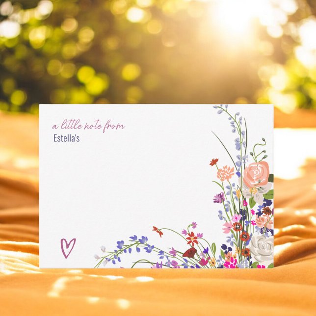 Tarjeta Pequeña Moda moderna de flores silvestres guión de lluvia  (Modern chic wild flowers script bridal shower note card)