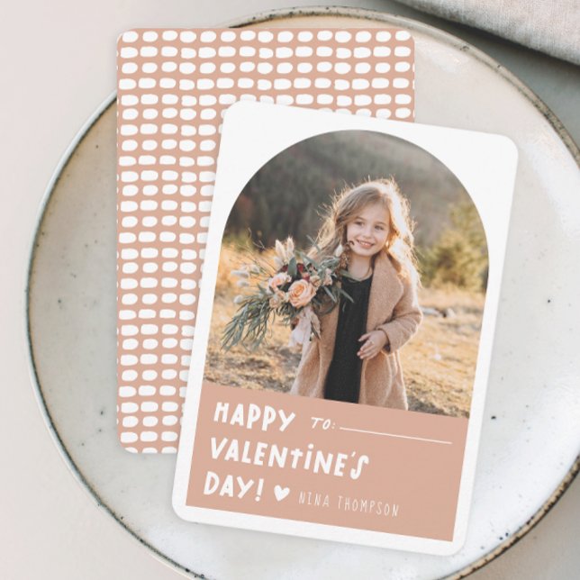 Tarjeta Pequeña Niños del Boho Arch Foto El día de San Valentín de (Modern boho arch kids photo classroom valentine's day cards.)