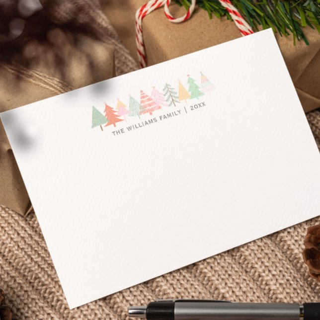 Tarjeta Pequeña NOTECARIOS DE FAMILIA DE VACACIONES Alegre árbol d (Personalized Holiday Notecards with Family Name & Pastel Doodled Tree Border")