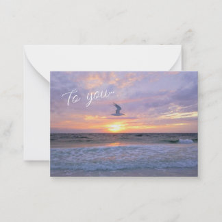 Tarjeta Pequeña Nubes brillantes sobre el atardecer
