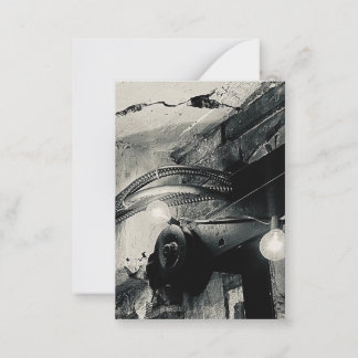 Tarjeta Pequeña Old Building Cracked Ceiling Light Bulbs Note Card