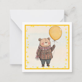 Tarjeta Pequeña Oso en suéter de seda marrón con globo amarillo