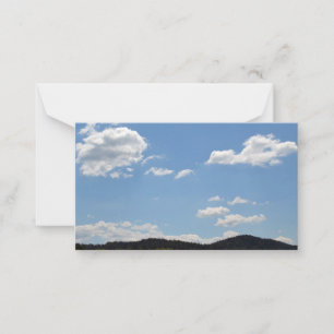 Tarjeta Pequeña Paisaje con colinas verdes, árboles y nubes