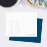 Tarjeta Pequeña Papel de carta clásico familiar azul marino inicia<br><div class="desc">Este diseño presenta una gran inicial desvanecida y nombre/texto en la parte inferior. Haga clic en el botón personalizar si desea ajustar los elementos del diseño y/o modificar aún más el texto. Variaciones de este diseño, colores adicionales, así como productos coordinados están disponibles en nuestra tienda, zazzle.com/store/doodlelulu. Contáctenos si necesita...</div>