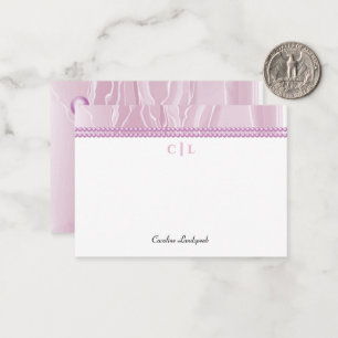 Tarjeta Pequeña Perlas de seda rosa elegante con iniciales monogra