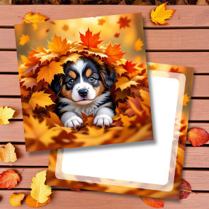 Tarjeta Pequeña Perro de cachorro picado en hojas de otoño