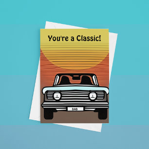 Tarjeta Pequeña Personalización del coche clásico conduciendo haci