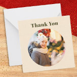 Tarjeta Pequeña Personalizados Minimalistas simples Navidades foto<br><div class="desc">Una simple y minimalista tarjeta de agradecimiento para enviar después de recibir un regalo de Navidad. Haga clic en 'Personalize' para subir su propia foto al diseño, y aparecerá en el círculo de la parte delantera de la tarjeta color crema. El saludo de 'Gracias' está encima de la foto, en...</div>