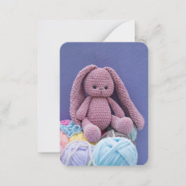 Tarjeta Pequeña Quiet Crochet Bunny – Pastel Yarn Mood