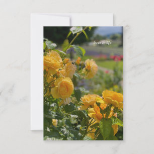 Tarjeta Pequeña Rosas amarillas, jardín rojo y púrpura