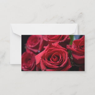 Tarjeta Pequeña Rosas rojas frescas con gotas de abrigo